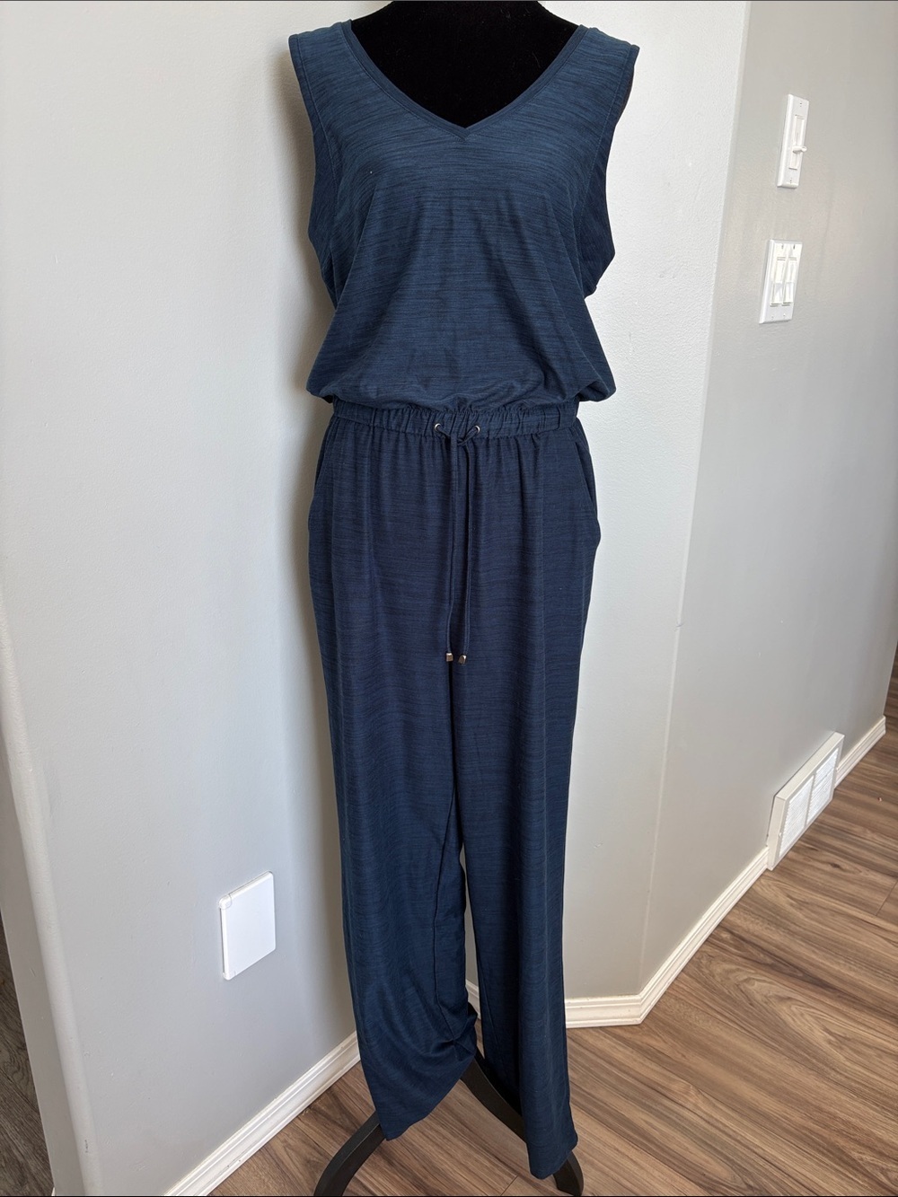 Sleeveless Navy V‑Neck Drawstring Waist Jumpsuit